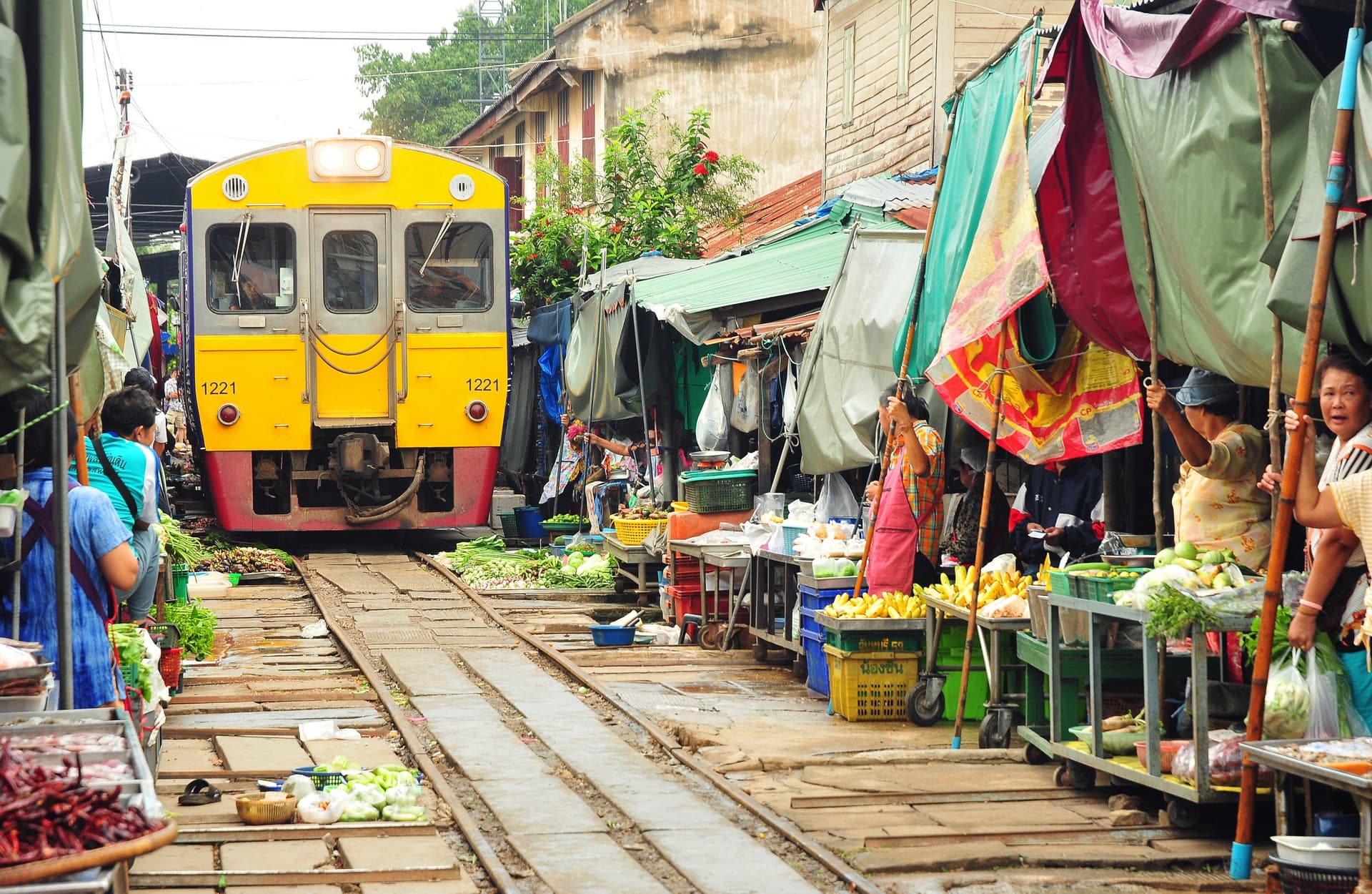 Mercato sulle rotaie di Mae Klong
