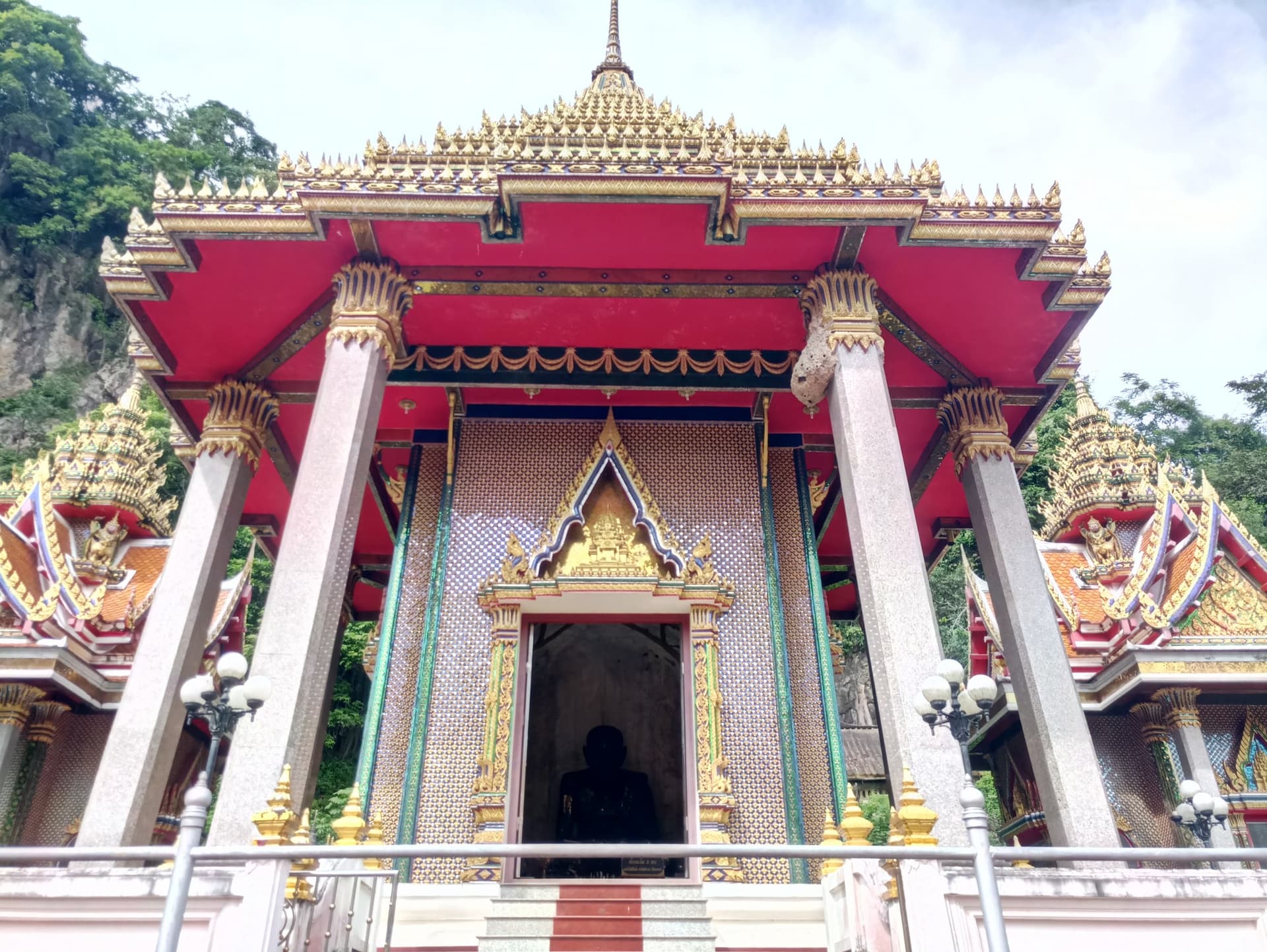 Il Wat Tham Khuha Sawan